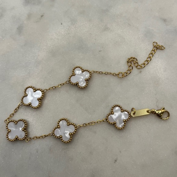 Jewelry - White Clover Station Bracelet Gold Tone Adjustable Mother of Pearl New Jewelry